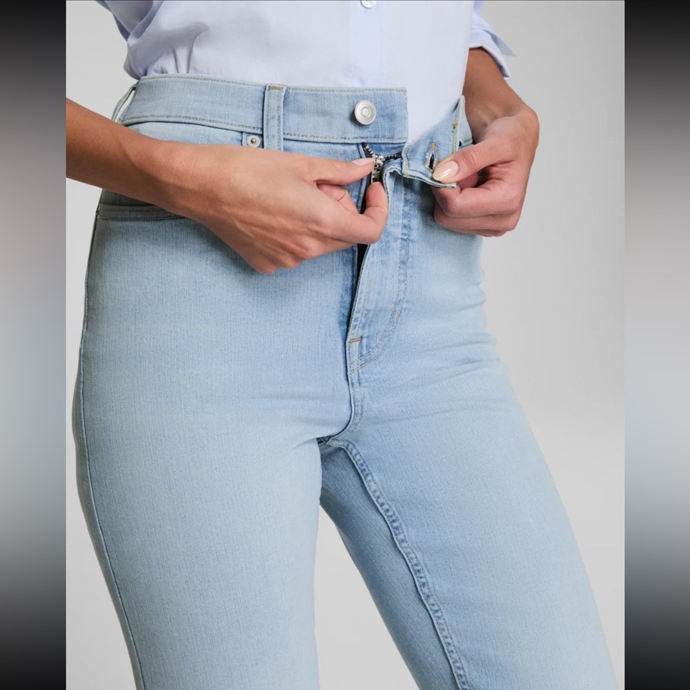 NWT Spanx Lycra Fitsense Slim Straight Jeans in Turner Wash Sz 6 - Picture 3 of 16